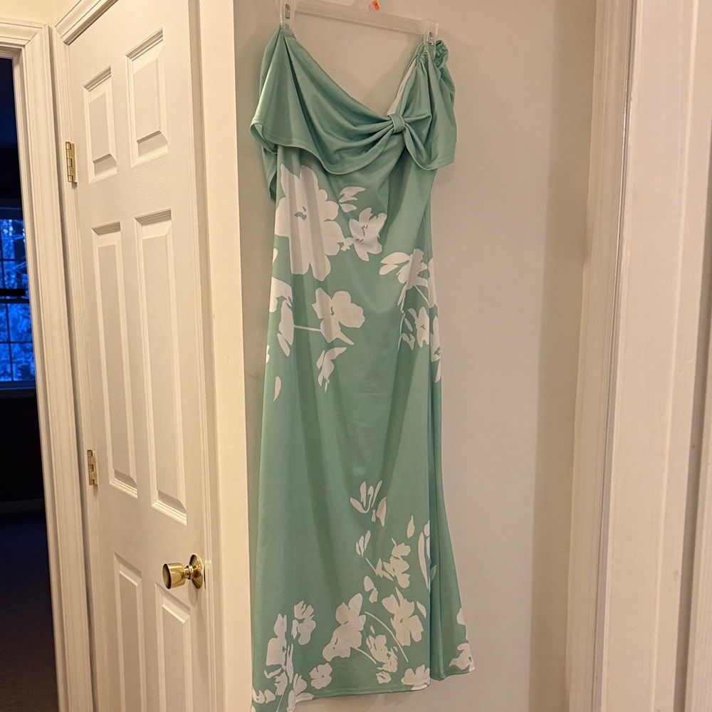 Amazon Essentials Mint Green Maxi Dress with White Floral Pattern